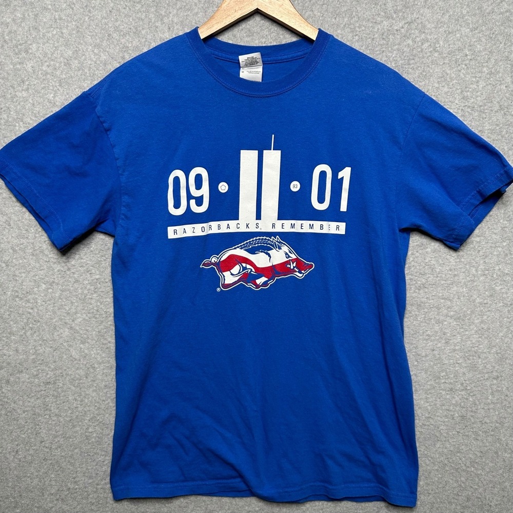 Arkansas Razorbacks 9/11 Memorial T-Shirt Mens Medium Blue 09-11-01 Gildan Tee